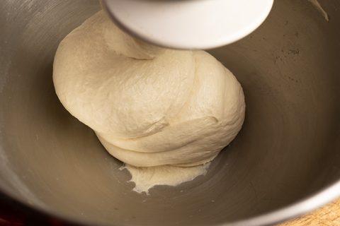 Pizzateig mit Hefe kneten