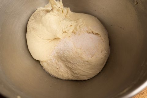 Pizzateig mit Salz würzen