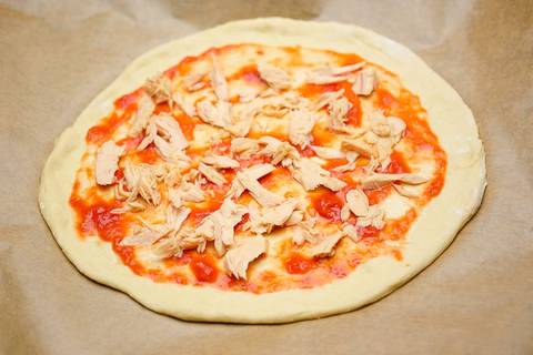 Pizza Thunfisch mit dem Thunfisch aus der Dose belegt