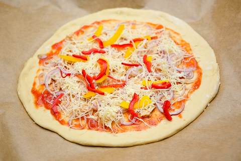 Pizza Thunfisch vor dem Backen