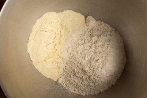 Pizzateig zwei Mehlsorten in Schüssel
