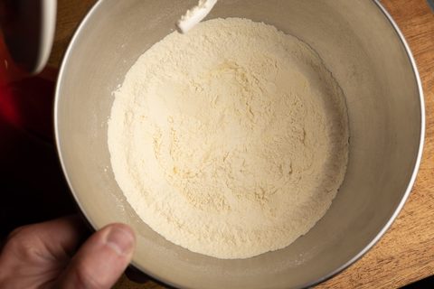 Pizzateig zwei Mehlsorten in der Schüssel vermischt