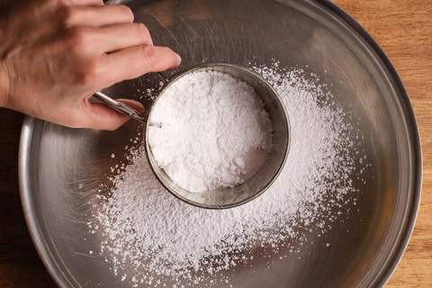 Puderzucker für Vanillekipferl sieben