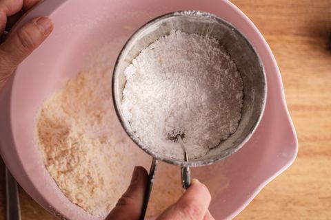 Puderzucker sieben für Vanillekipferl