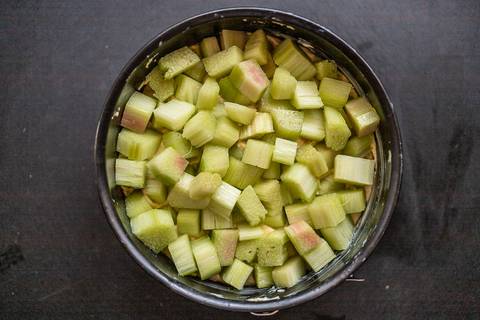 Rhabarberkuchen vor dem Backen