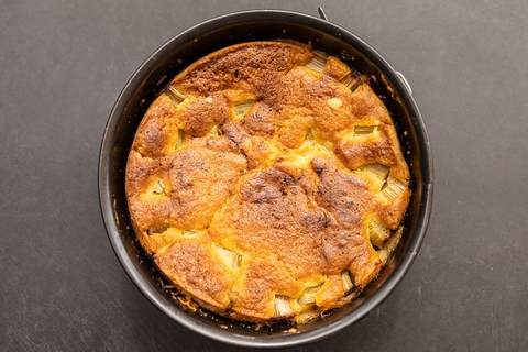 Fertig gebackener Rhabarberkuchen