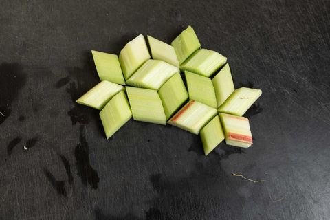 Aus Rhabarber geschnittene Rautenstücke, zu einem geometrischen Muster gelegt