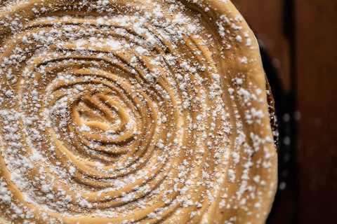 Baiserhaube auf Rhabarberkuchen