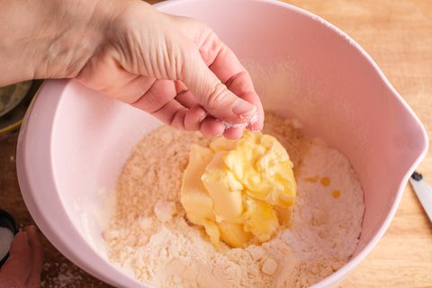Vanillekipferl Teig Zutaten mit Salz ergänzen