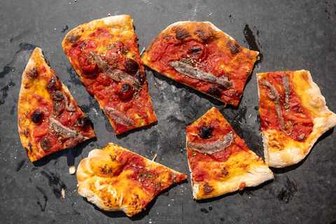 Sardellen Pizza aufgeschnitten