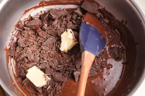 Geschnittene Schokolade mit Kokosfett im Topf