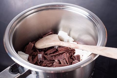 Geschnittene Schokolade mit Kokosfett im Topf