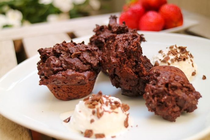 Leckere Schokoladenmuffins, die warm serviert einen noch flüssigen Schokoladenkern haben