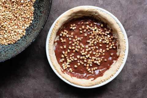 Schokoladen Tartes mit geröstetem Buchweizen