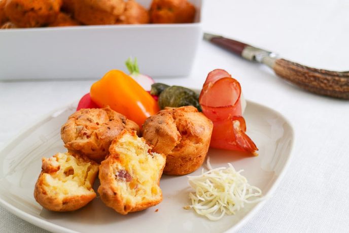 Deftig herzhafte Muffins mit Speck und Zwiebeln als leckerer kleiner Snack oder Beilage zum Gericht