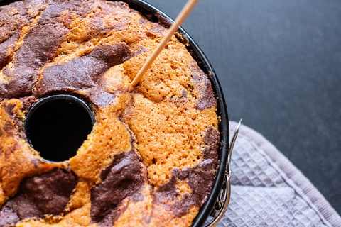 Stäbchen Test beim Kuchen backen