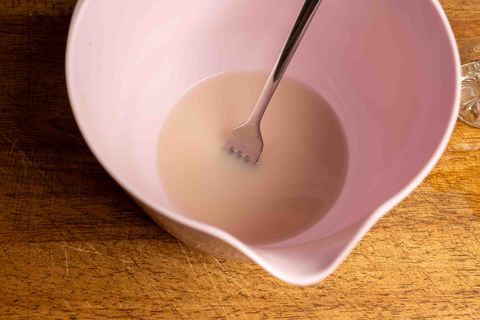 Step 1 frische Hefe in lauwarmer Milch auflösen für Hefeteig