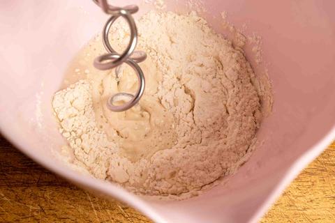 Step 2 Hefemilch zum Mehl geben und Hefeteig anrühren