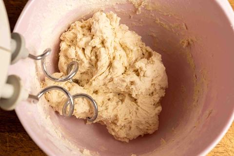 Step 3 Hefeteig mit Knethaken in der Schüssel kneten