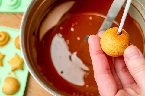 Cake Pop Kuchen auf Stiele stecken