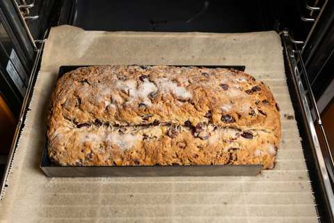 Stollen fertig gebacken im Ofen