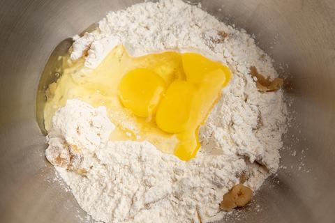 Christstollen Hauptteig Zutaten mit Eier