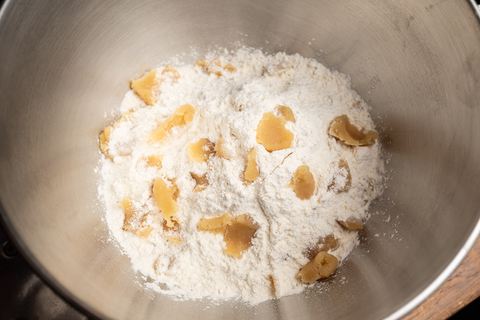 Stollen Hauptteig mit Mehl und Marzipan-Rohmasse