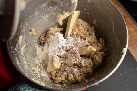 Stollenteig mit Butter und Gewürze