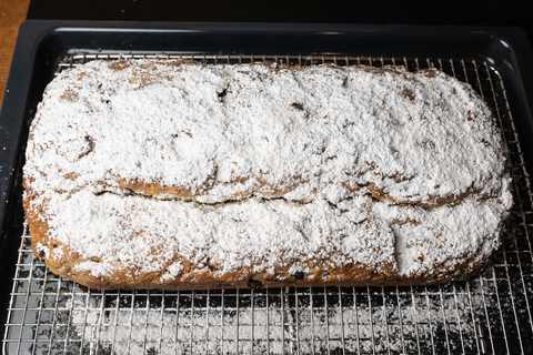 Stollen mit Zucker bestreut am Backtag