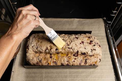 Stollen mit Butter einstreichen