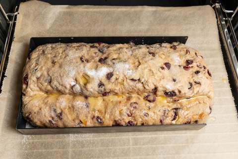 Stollen nach 10 Minuten gebuttert und gezuckert