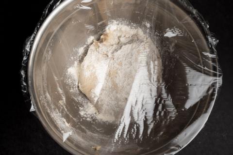 Vorteig abgedeckt mit Folie