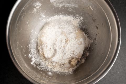 Hefe Vorteig in Backschüssel mit Mehl