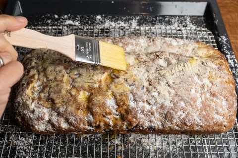 Stollen zweiter Tag mit Butter bestreichen