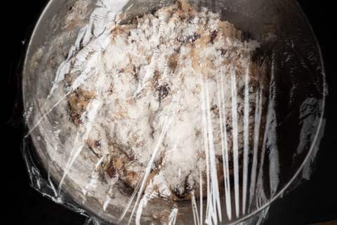 Stollenteig mit Folie abgedeckt