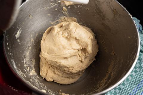 Stollenteig geknetet ohne Trockenfrüchte