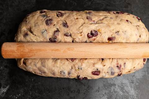 Stollenteig mit Rollholz formen