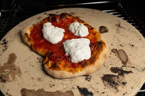 Stracciatella Käse auf gebackener Pizza Margherita