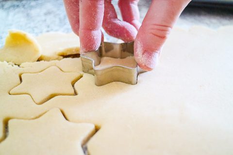 Weihnachtskekse ausstechen