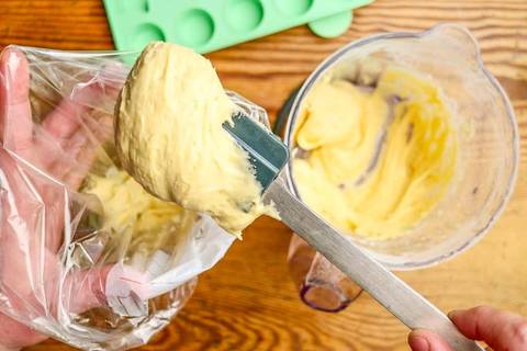 Kuchenteig in Spritzbeutel füllen