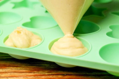 Teig in die Cake-pop Formen füllen