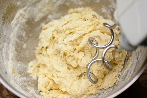 Strudelteig kneten