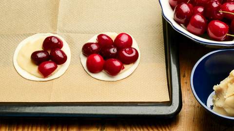 Kirschkuchen mit Kirschen belegen