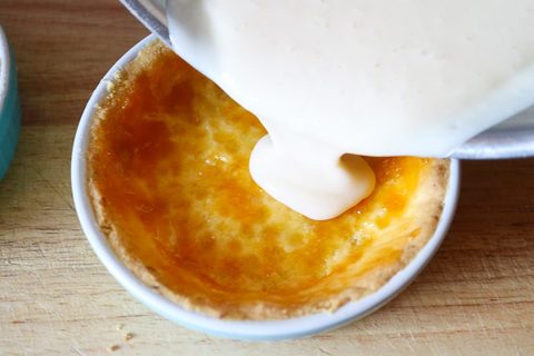 Teig in die Tarteböden einfüllen
