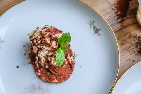 Tiramisu auf Teller Nahaufnahme