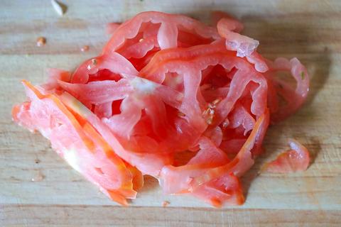 Tomaten in Scheiben schneiden