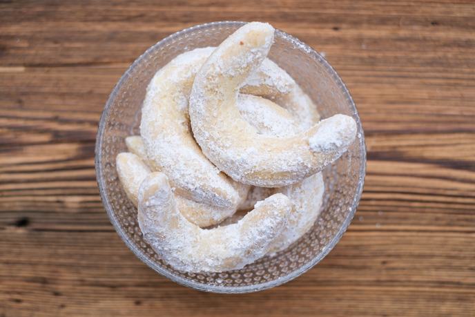 Vanillekipferl in Schale gerichtet
