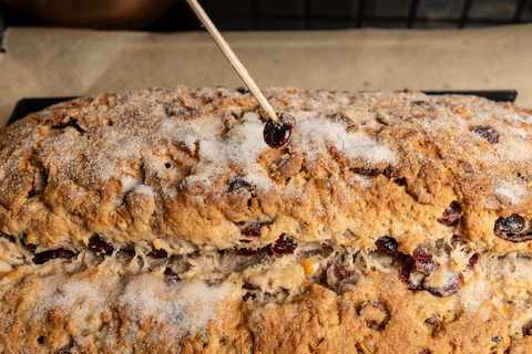 Verbrannte Rosinen aus dem Stollen picken