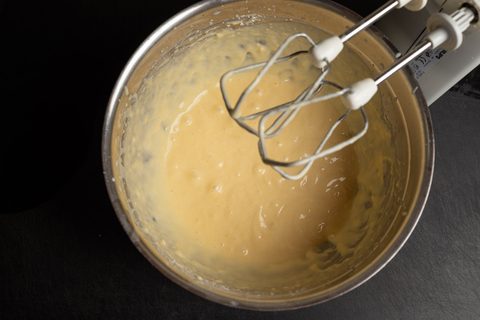 Backteig verrührt für Holunderküchle ausbacken