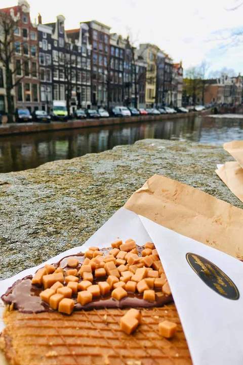 Waffeln essen in Amsterdam an der Gracht